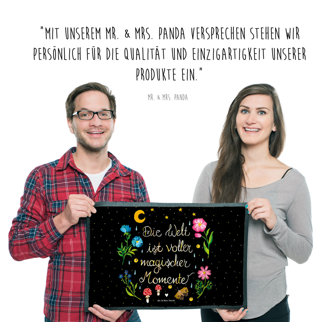 Fußmatte Magische Welt Magische Momente, Spruch schön, Spruch positiv, Motivation, schwarz, magisch, Blumen, Nacht, Weisheit Türvorleger, Schmutzmatte, Fußabtreter, Matte, Schmutzfänger, Fußabstreifer, Schmutzfangmatte, Türmatte, Motivfußmatte,  Haustürmatte, Vorleger  Blumen Deko, Frühlings Deko, Sommer Deko, Dekoration, positive Botschaft, Naturliebhaber, Outdoor, Natur, Abenteuer