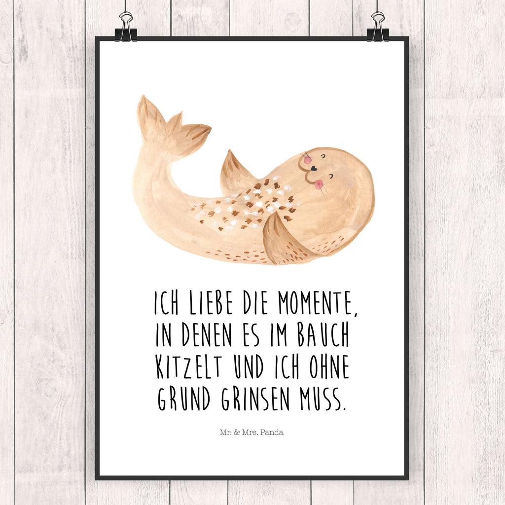 Poster Robbe liegend Poster, Wandposter, Bild, Wanddeko, Küchenposter, Kinderposter, Wanddeko Bild, Raumdekoration, Wanddekoration, Handgemaltes Poster, Mr. & Mrs. Panda Poster, Designposter, Kunstdruck, Posterdruck, Tiermotive, Gute Laune, lustige Sprüche, Tiere, Robbe, Robben, Seehund, Strand, Meerestier, Ostsee, Nordsee, Lachen, Freude