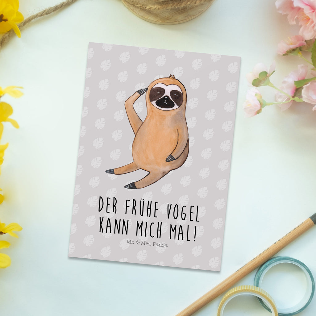Postkarte Faultier Vogel zeigen Geschenkkarte, Grußkarte, Karte, Einladung, Ansichtskarte, Geburtstagskarte, Einladungskarte, Faultier, Faultier Geschenk, Faultier Deko, Faultiere, faul, Lieblingstier, Spinner, früher Vogel, der frühe Vogel, Frühaufsteher, Morgenmuffel, Vogel, Faultierwelt