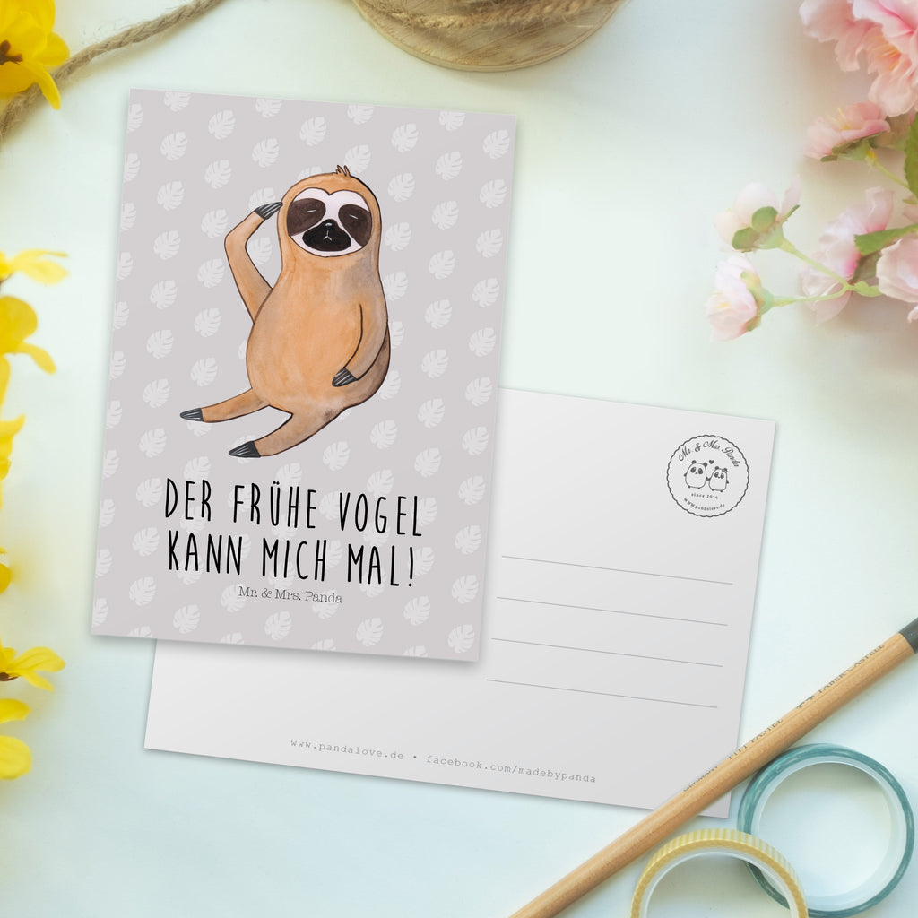 Postkarte Faultier Vogel zeigen Geschenkkarte, Grußkarte, Karte, Einladung, Ansichtskarte, Geburtstagskarte, Einladungskarte, Faultier, Faultier Geschenk, Faultier Deko, Faultiere, faul, Lieblingstier, Spinner, früher Vogel, der frühe Vogel, Frühaufsteher, Morgenmuffel, Vogel, Faultierwelt