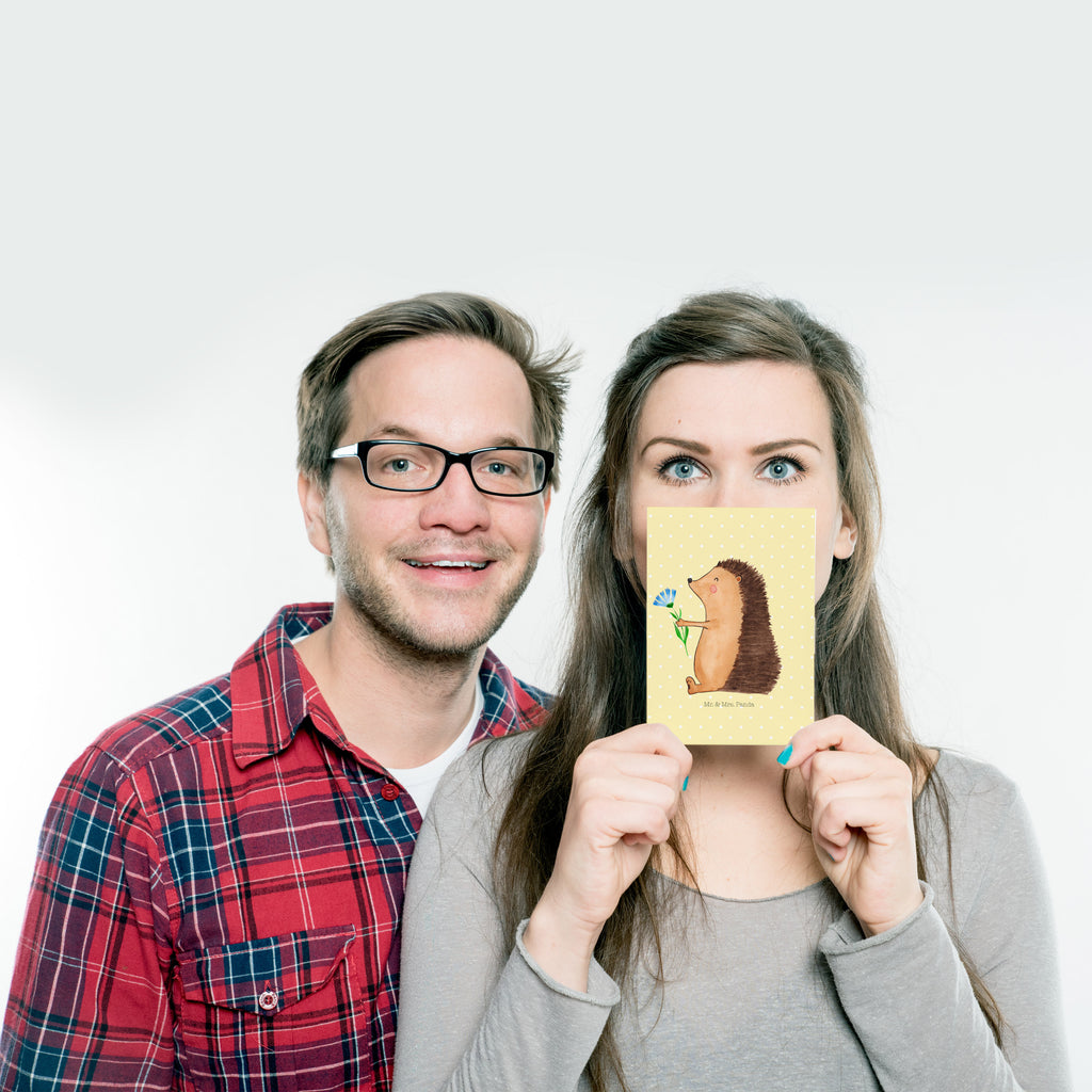 Postkarte Igel mit Blume Geschenkkarte, Grußkarte, Karte, Einladung, Ansichtskarte, Geburtstagskarte, Einladungskarte, Dankeskarte, Tiermotive, Gute Laune, lustige Sprüche, Tiere, Igel, Gute Besserung, Genesungswünsche, Krankheit, Krankenhaus, krank, Besuch