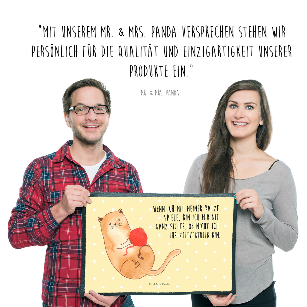 Fußmatte Katzen Wollknäul Katzen, Katze, Kater, Mietze, Cat, Cats, Katzenhalter, Katzenbesitzerin, Haustier, Wollknäuel, Wolle, Spielen, Spiel, verspielt,	 Türvorleger, Schmutzmatte, Fußabtreter, Matte, Schmutzfänger, Fußabstreifer, Schmutzfangmatte, Türmatte, Motivfußmatte,  Haustürmatte, Vorleger  Katze, Katzenmotiv, Katzenfan, Katzendeko, Katzenfreund, Katzenliebhaber, Katzenprodukte, Katzenartikel, Katzenaccessoires, Katzensouvenirs, Katzenliebhaberprodukte, Katzenmotive
