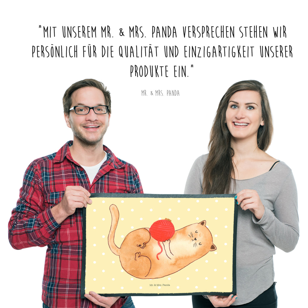 Fußmatte Katzen Wollknäul Katzen, Katze, Kater, Mietze, Cat, Cats, Katzenhalter, Katzenbesitzerin, Haustier, Wollknäuel, Wolle, Spielen, Spiel, verspielt,	 Türvorleger, Schmutzmatte, Fußabtreter, Matte, Schmutzfänger, Fußabstreifer, Schmutzfangmatte, Türmatte, Motivfußmatte,  Haustürmatte, Vorleger  Katze, Katzenmotiv, Katzenfan, Katzendeko, Katzenfreund, Katzenliebhaber, Katzenprodukte, Katzenartikel, Katzenaccessoires, Katzensouvenirs, Katzenliebhaberprodukte, Katzenmotive