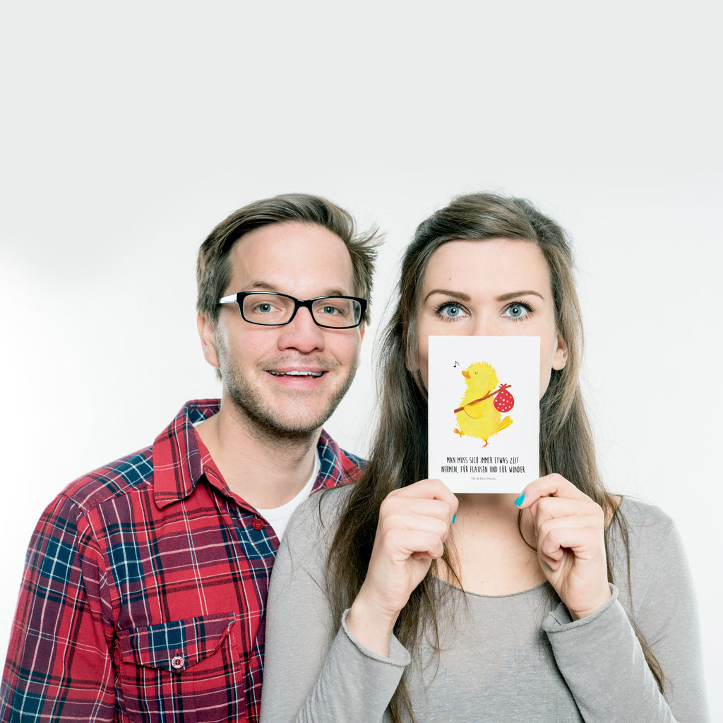 Postkarte Küken Wanderer Geschenkkarte, Grußkarte, Karte, Einladung, Ansichtskarte, Geburtstagskarte, Einladungskarte, Dankeskarte, Ostern, Osterhase, Ostergeschenke, Osternest, Osterdeko, Geschenk zu Ostern, Küken, Osterei, Ostereier, Ei, Frühlingsgefühle, Freude, Grüße, liebe Grüße, Frohe Ostern, Ostergrüße, Flausen, Wunder, Reisen, Weltenbummler, Zeit, Zeitmanagement, Backpacker