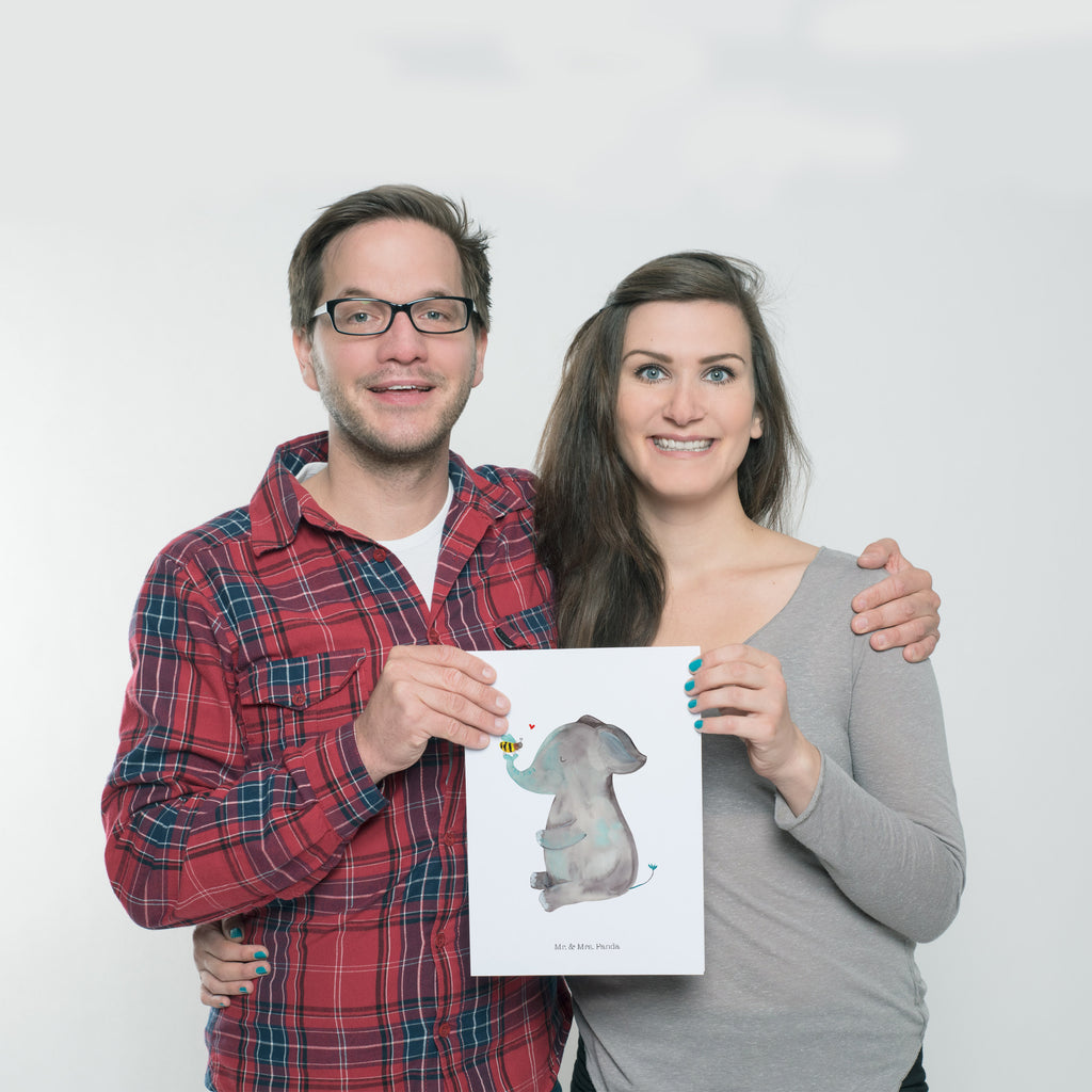 Poster Elefant & Biene Poster, Wandposter, Bild, Wanddeko, Küchenposter, Kinderposter, Wanddeko Bild, Raumdekoration, Wanddekoration, Handgemaltes Poster, Mr. & Mrs. Panda Poster, Designposter, Kunstdruck, Posterdruck, Tiermotive, Gute Laune, lustige Sprüche, Tiere, Elefant, Biene, Liebe, Liebesbeweis, Jahrestag, Liebesgeschenk, Heiratsantrag, Hochzeitsgeschenk, Liebesspruch