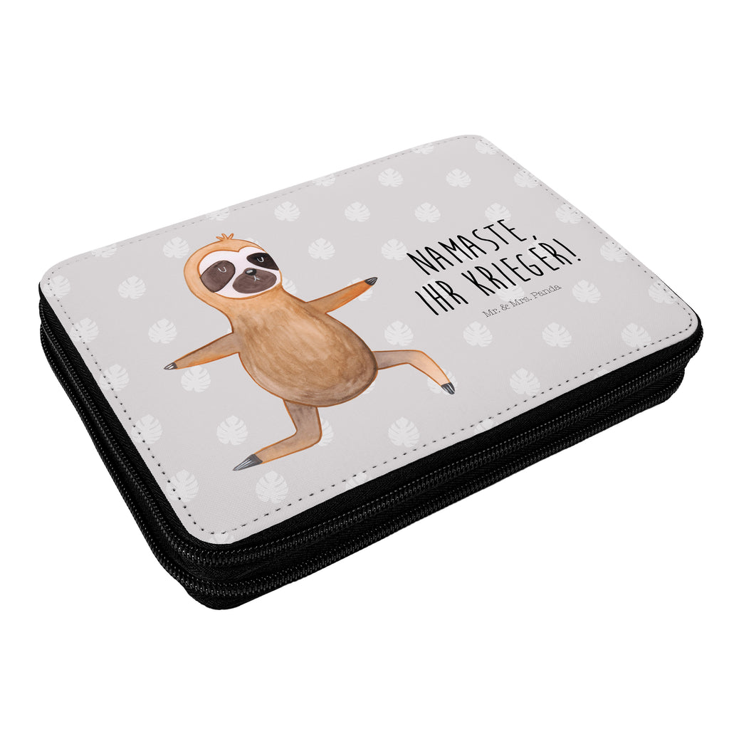 Federmappe Faultier  Yoga Federmappe, Stiftetasche, Stifte Etui, Schule, Einschulung, Geschenk, Kind, Schüler, Schülerin, Stifterolle, Federmäppchen, Motiv, Grundschule, Federmäppchen bedruckt, Büro Stifte Etui, Bestückte Federmappe, Kinder Federmappe, Federmappe Einschulung, Faultier, Faultier Geschenk, Faultier Deko, Faultiere, faul, Lieblingstier, Yoga, Namaste, Krieger, Yogaübungen, Meditation, Atmung, Gelassenheit, Entspannung