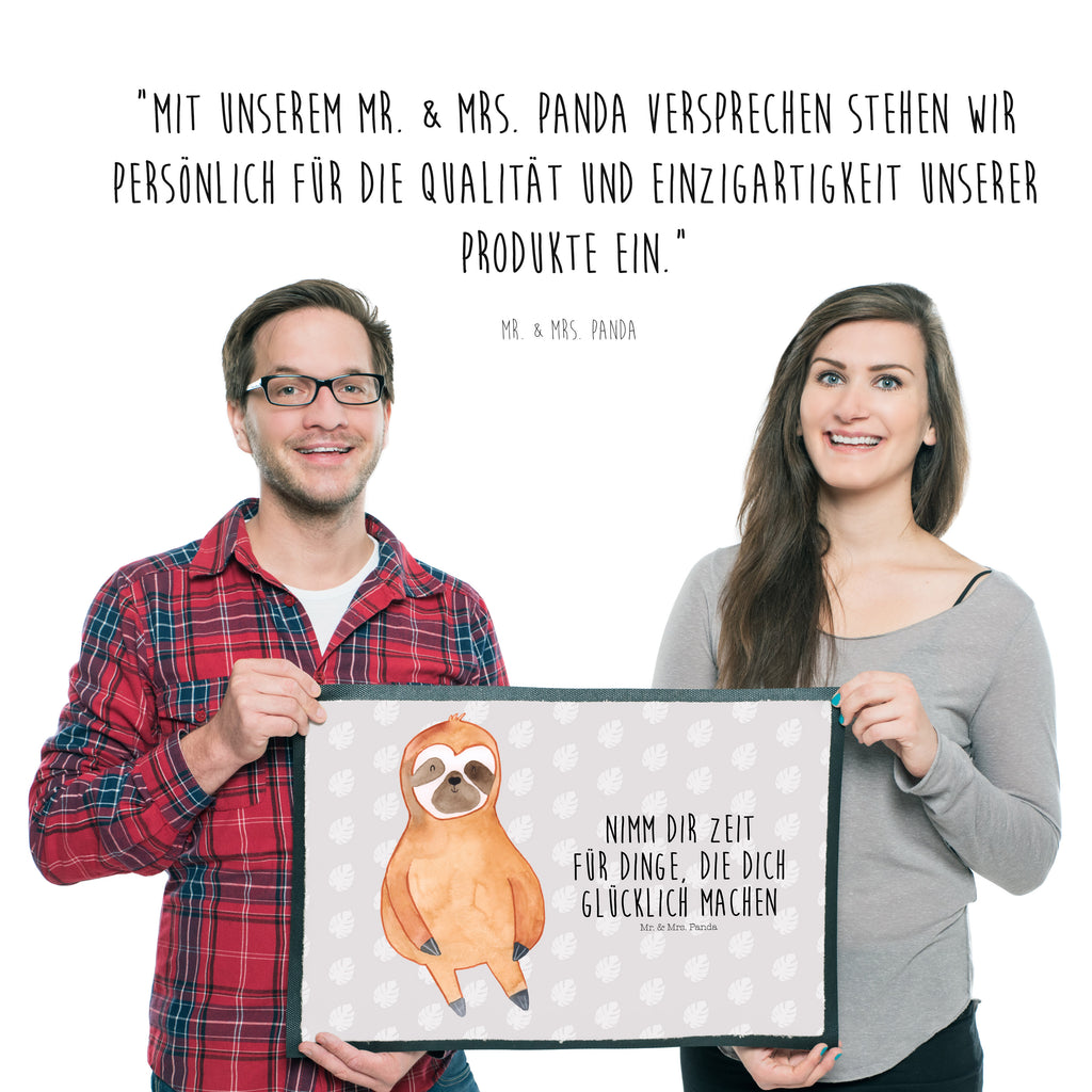 Fußmatte Faultier Zufrieden Faultier, Faultiere, faul, Lieblingstier, Pause, relaxen, Glück, glücklich, zufrieden, happy, Zufriedenheit, Gelassenheit, Ruhe, Frieden Türvorleger, Schmutzmatte, Fußabtreter, Matte, Schmutzfänger, Fußabstreifer, Schmutzfangmatte, Türmatte, Motivfußmatte,  Haustürmatte, Vorleger  Faultier, Faultier Geschenk, Faultier Deko