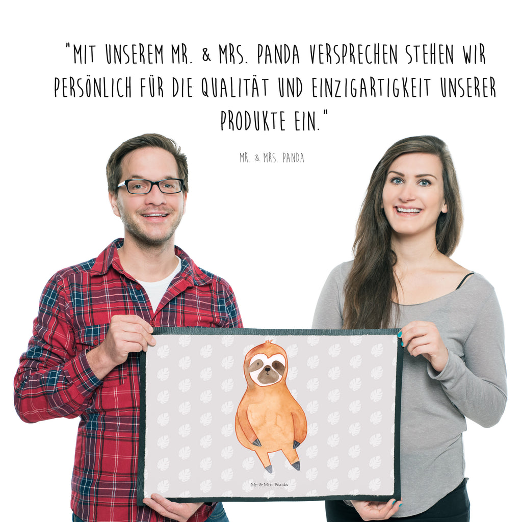 Fußmatte Faultier Zufrieden Faultier, Faultiere, faul, Lieblingstier, Pause, relaxen, Glück, glücklich, zufrieden, happy, Zufriedenheit, Gelassenheit, Ruhe, Frieden Türvorleger, Schmutzmatte, Fußabtreter, Matte, Schmutzfänger, Fußabstreifer, Schmutzfangmatte, Türmatte, Motivfußmatte,  Haustürmatte, Vorleger  Faultier, Faultier Geschenk, Faultier Deko