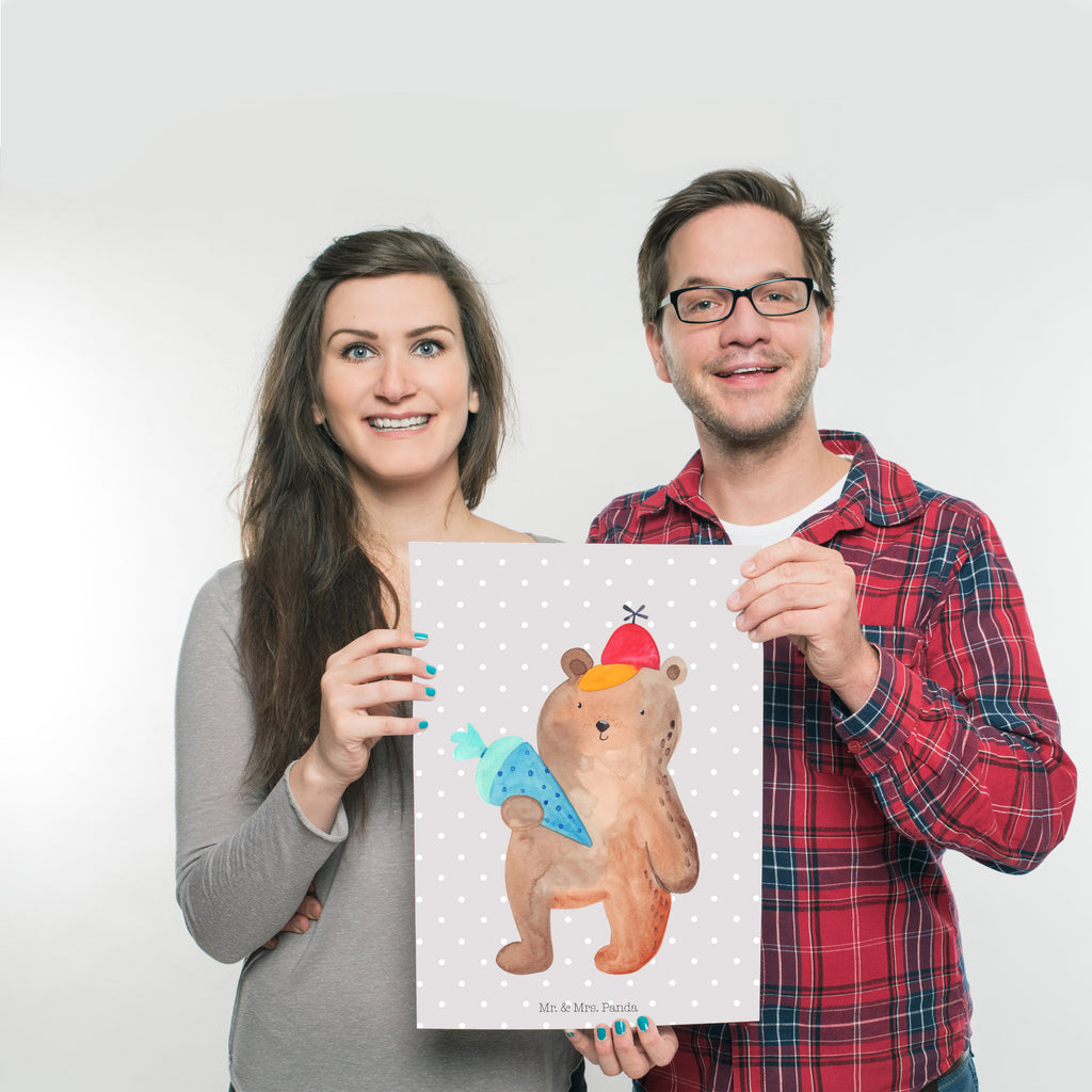 Poster Bär mit Schultüte Poster, Wandposter, Bild, Wanddeko, Küchenposter, Kinderposter, Wanddeko Bild, Raumdekoration, Wanddekoration, Handgemaltes Poster, Mr. & Mrs. Panda Poster, Designposter, Kunstdruck, Posterdruck, Bär, Teddy, Teddybär, Bär Motiv, Schultüte, Erster Schultag Geschenk, Einschulung Geschenk, Schule Geschenk, Grundschule, Schulanfang, Schulbeginn