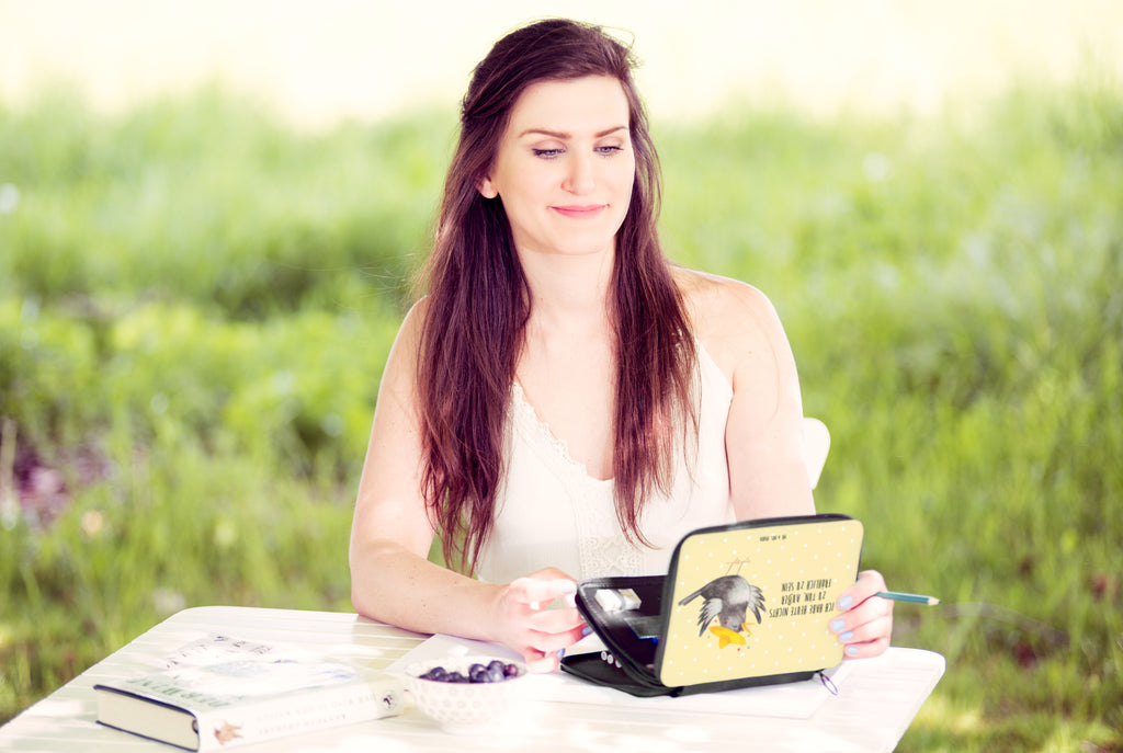 Federmappe Rabe mit Sombrero Federmappe, Stiftetasche, Stifte Etui, Schule, Einschulung, Geschenk, Kind, Schüler, Schülerin, Stifterolle, Federmäppchen, Motiv, Grundschule, Federmäppchen bedruckt, Büro Stifte Etui, Bestückte Federmappe, Kinder Federmappe, Federmappe Einschulung, Tiermotive, Gute Laune, lustige Sprüche, Tiere, Rabe, Vogel, Vögel, Spruch positiv, fröhlich sein, glücklich sein, Glück Spruch, froh, Elster, Motivation