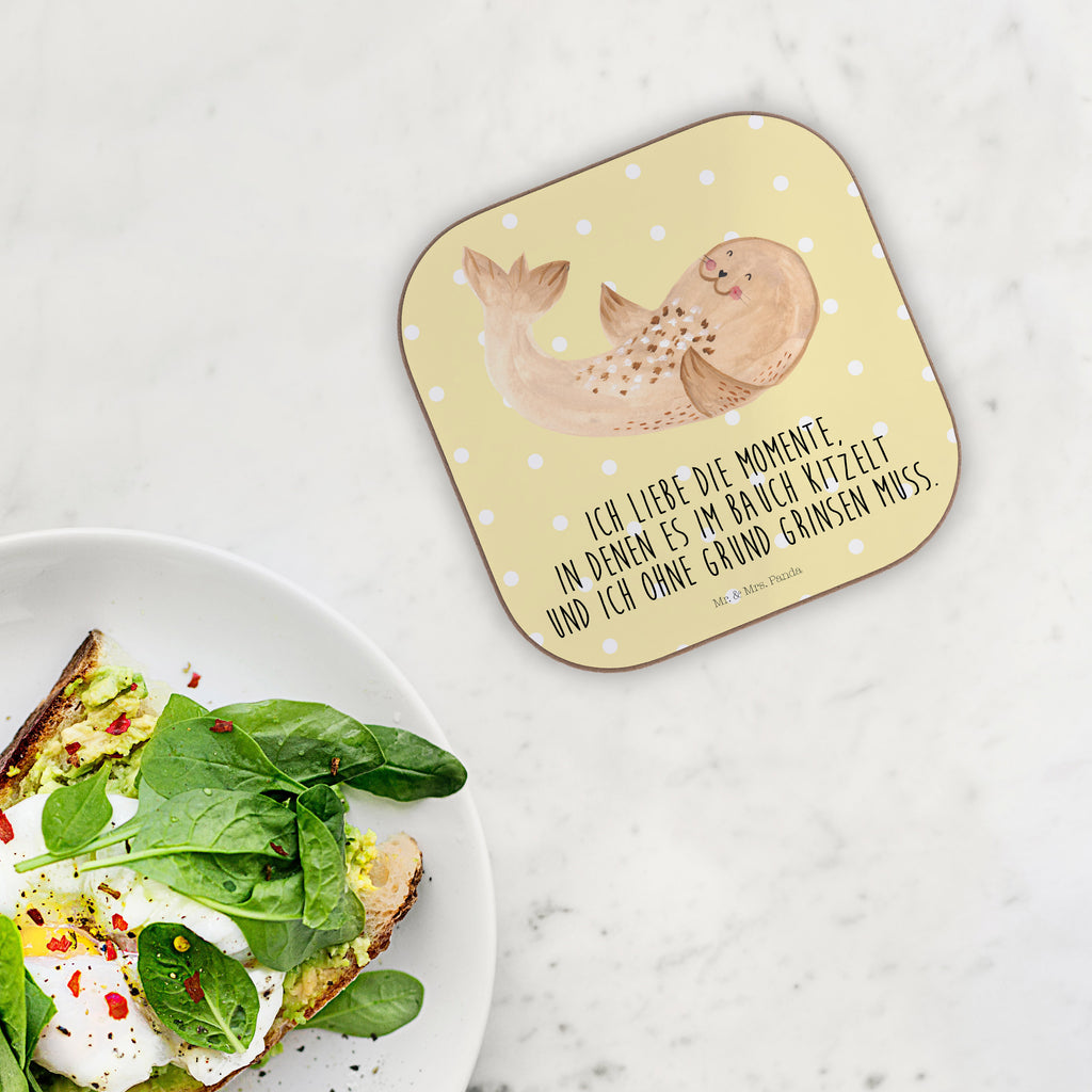 Quadratische Untersetzer Robbe liegend Bierdeckel, Glasuntersetzer, Untersetzer Gläser, Getränkeuntersetzer, Tiermotive, Gute Laune, lustige Sprüche, Tiere, Robbe, Robben, Seehund, Strand, Meerestier, Ostsee, Nordsee, Lachen, Freude