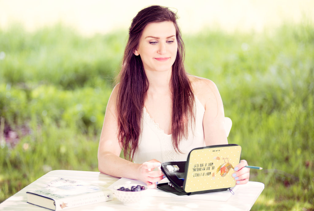 Federmappe Rotkehlchen mit Federn Federmappe, Stiftetasche, Stifte Etui, Schule, Einschulung, Geschenk, Kind, Schüler, Schülerin, Stifterolle, Federmäppchen, Motiv, Grundschule, Federmäppchen bedruckt, Büro Stifte Etui, Bestückte Federmappe, Kinder Federmappe, Federmappe Einschulung, Tiermotive, Gute Laune, lustige Sprüche, Tiere, What if i fall, Rotkehlchen, Spruch Motivation, Spruch Mut, Vogel, Motivation Sprüche, Motivationsbilder, fliegen