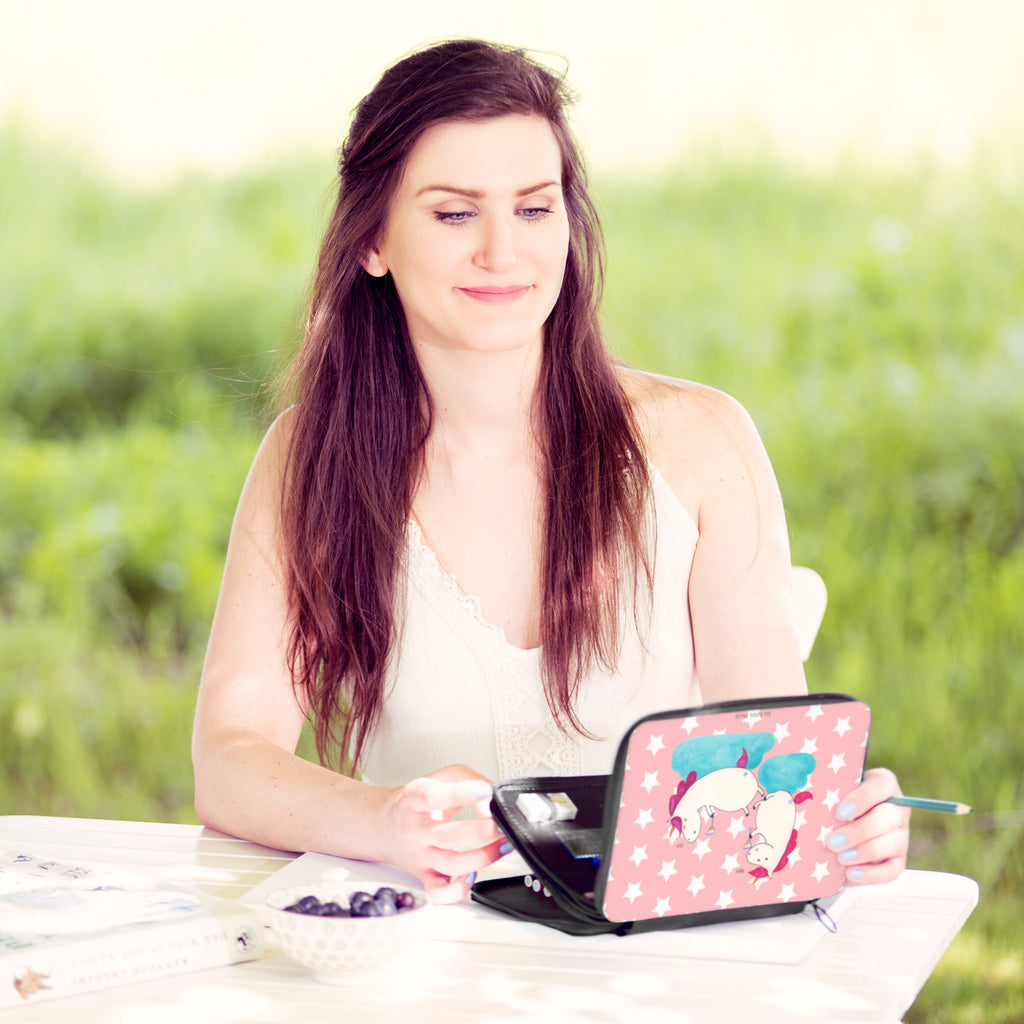 Federmappe Einhörner Sekt Federmappe, Stiftetasche, Stifte Etui, Schule, Einschulung, Geschenk, Kind, Schüler, Schülerin, Stifterolle, Federmäppchen, Motiv, Grundschule, Federmäppchen bedruckt, Büro Stifte Etui, Bestückte Federmappe, Kinder Federmappe, Federmappe Einschulung, Einhorn, Einhörner, Einhorn Deko, Pegasus, Unicorn, Freundinnen, Freundin, BFF, Sekt, Mädelsabend, Spaß, Party, Korken, Anstoßen, Beste