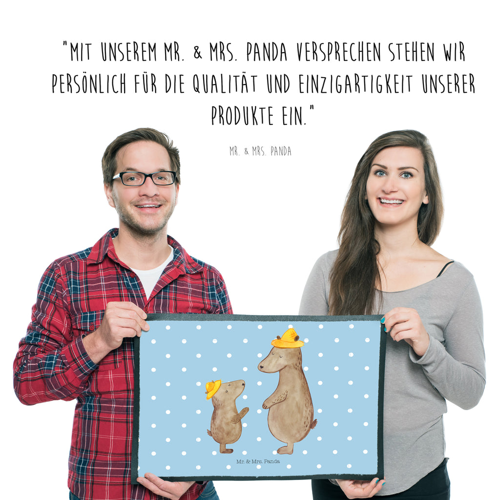 Fußmatte Bären mit Hut Bär, Bären, Vater, Papa, Vatertag, Papi, Paps, Dad, Daddy, Lieblingsmensch, Sohn, Söhne, Kind, Kinder, Vater-Sohn, Familie, Family, Vorbild Türvorleger, Schmutzmatte, Fußabtreter, Matte, Schmutzfänger, Fußabstreifer, Schmutzfangmatte, Türmatte, Motivfußmatte,  Haustürmatte, Vorleger  Familie, Vatertag, Muttertag, Bruder, Schwester, Mama, Papa, Oma, Opa