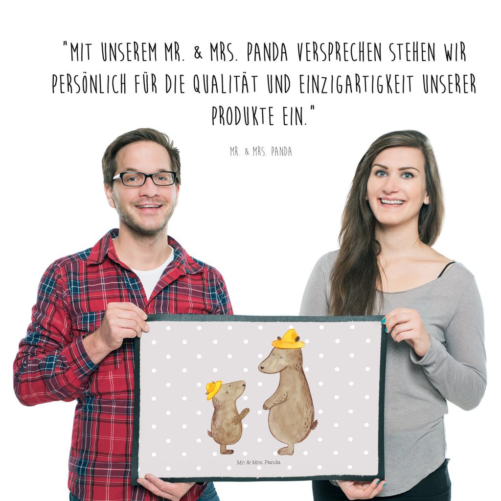 Fußmatte Bären mit Hut Bär, Bären, Vater, Papa, Vatertag, Papi, Paps, Dad, Daddy, Lieblingsmensch, Sohn, Söhne, Kind, Kinder, Vater-Sohn, Familie, Family, Vorbild Türvorleger, Schmutzmatte, Fußabtreter, Matte, Schmutzfänger, Fußabstreifer, Schmutzfangmatte, Türmatte, Motivfußmatte,  Haustürmatte, Vorleger  Familie, Vatertag, Muttertag, Bruder, Schwester, Mama, Papa, Oma, Opa