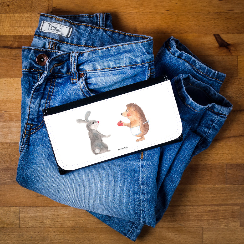 Damen Portemonnaie Liebe ist nie ohne Schmerz Portemonnaie, Portemonee, Geldbörse, Damen, Groß, XXL, Geldbeutel, Portemonnaies, Tiermotive, Gute Laune, lustige Sprüche, Tiere, Igel und Hase, Igel, Hase, Liebe Spruch, Liebeskummer Geschenk, Herzschmerz, Trösten, Trennungsschmerz, Spruch romantisch