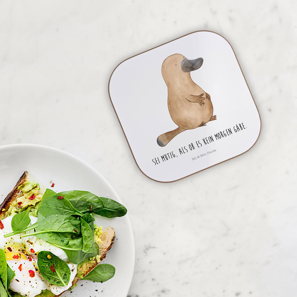 Quadratische Untersetzer Schnabeltier mutig Bierdeckel, Glasuntersetzer, Untersetzer Gläser, Getränkeuntersetzer, Meerestiere, Meer, Urlaub, Schnabeltier, Mut, mutig, Lebensweisheit, Schnabeltiere, Motivation, Training, Büro, Arbeit, Neuanfang, Neustart, Weltreise, Raodtrip