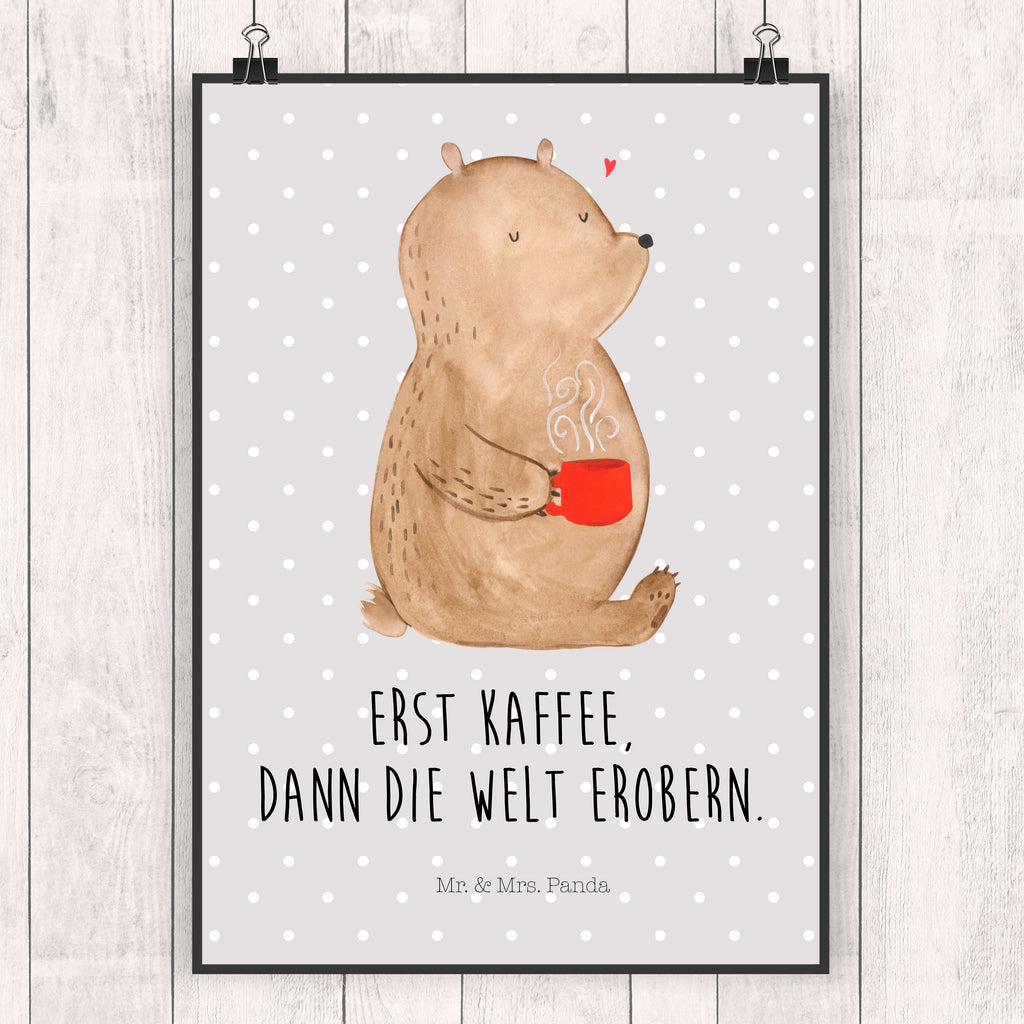 Poster Bär Kaffee Poster, Wandposter, Bild, Wanddeko, Küchenposter, Kinderposter, Wanddeko Bild, Raumdekoration, Wanddekoration, Handgemaltes Poster, Mr. & Mrs. Panda Poster, Designposter, Kunstdruck, Posterdruck, Bär, Teddy, Teddybär, Kaffee, Coffee, Bären, guten Morgen, Morgenroutine, Welt erobern, Welt retten, Motivation