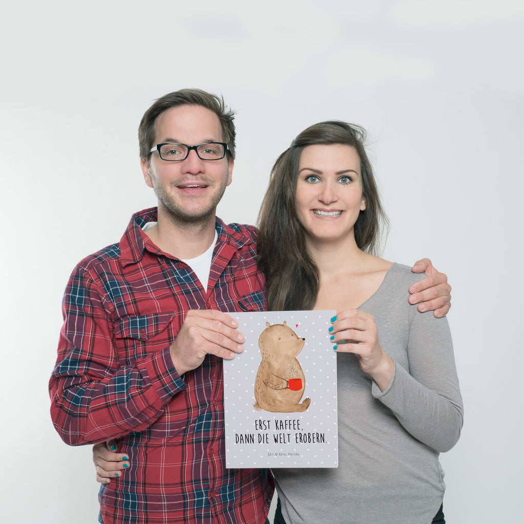 Poster Bär Kaffee Poster, Wandposter, Bild, Wanddeko, Küchenposter, Kinderposter, Wanddeko Bild, Raumdekoration, Wanddekoration, Handgemaltes Poster, Mr. & Mrs. Panda Poster, Designposter, Kunstdruck, Posterdruck, Bär, Teddy, Teddybär, Kaffee, Coffee, Bären, guten Morgen, Morgenroutine, Welt erobern, Welt retten, Motivation