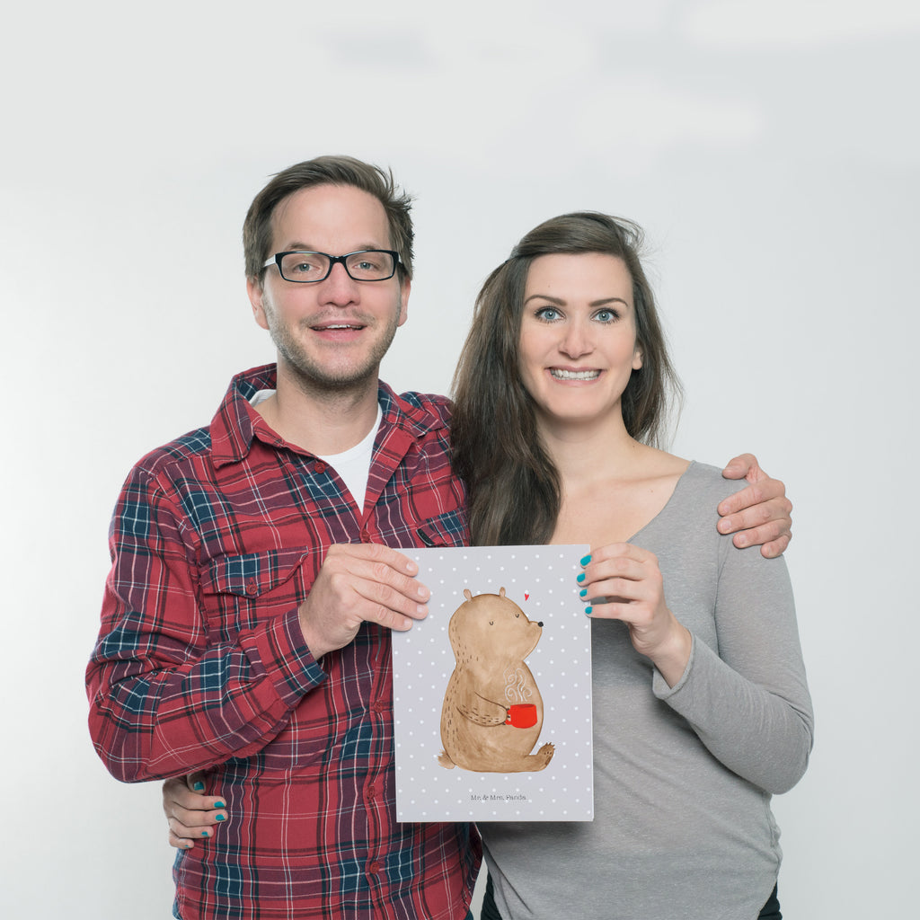 Poster Bär Kaffee Poster, Wandposter, Bild, Wanddeko, Küchenposter, Kinderposter, Wanddeko Bild, Raumdekoration, Wanddekoration, Handgemaltes Poster, Mr. & Mrs. Panda Poster, Designposter, Kunstdruck, Posterdruck, Bär, Teddy, Teddybär, Kaffee, Coffee, Bären, guten Morgen, Morgenroutine, Welt erobern, Welt retten, Motivation