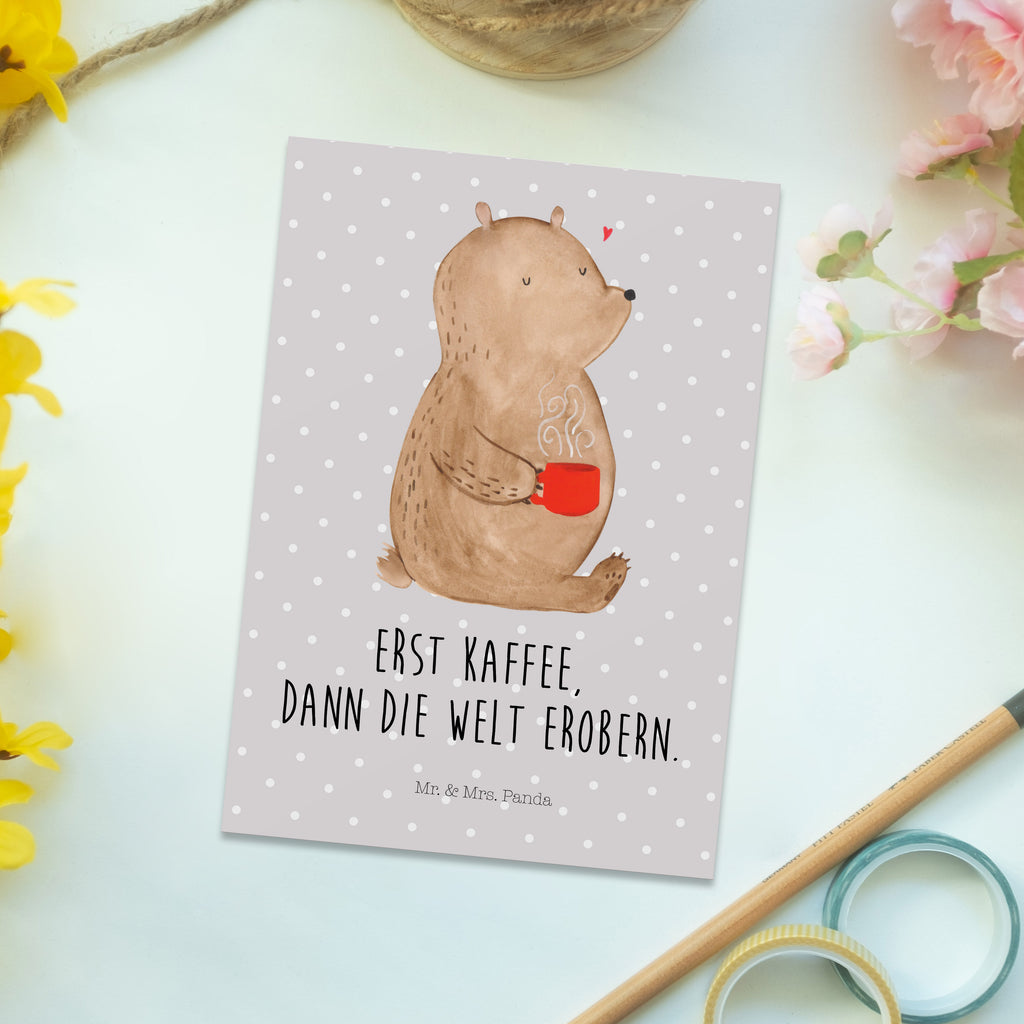 Postkarte Bär Kaffee Geschenkkarte, Grußkarte, Karte, Einladung, Ansichtskarte, Geburtstagskarte, Einladungskarte, Dankeskarte, Bär, Teddy, Teddybär, Kaffee, Coffee, Bären, guten Morgen, Morgenroutine, Welt erobern, Welt retten, Motivation