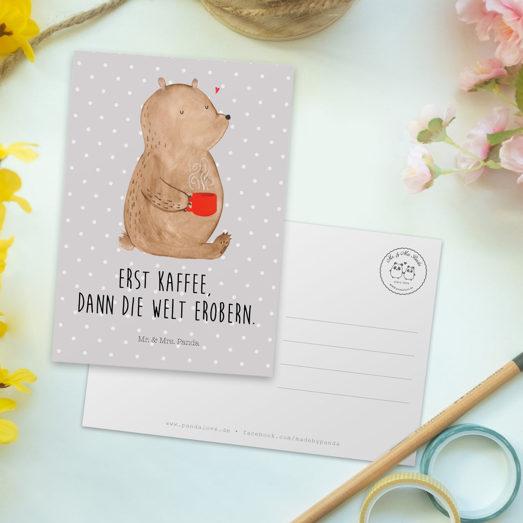Postkarte Bär Kaffee Geschenkkarte, Grußkarte, Karte, Einladung, Ansichtskarte, Geburtstagskarte, Einladungskarte, Dankeskarte, Bär, Teddy, Teddybär, Kaffee, Coffee, Bären, guten Morgen, Morgenroutine, Welt erobern, Welt retten, Motivation