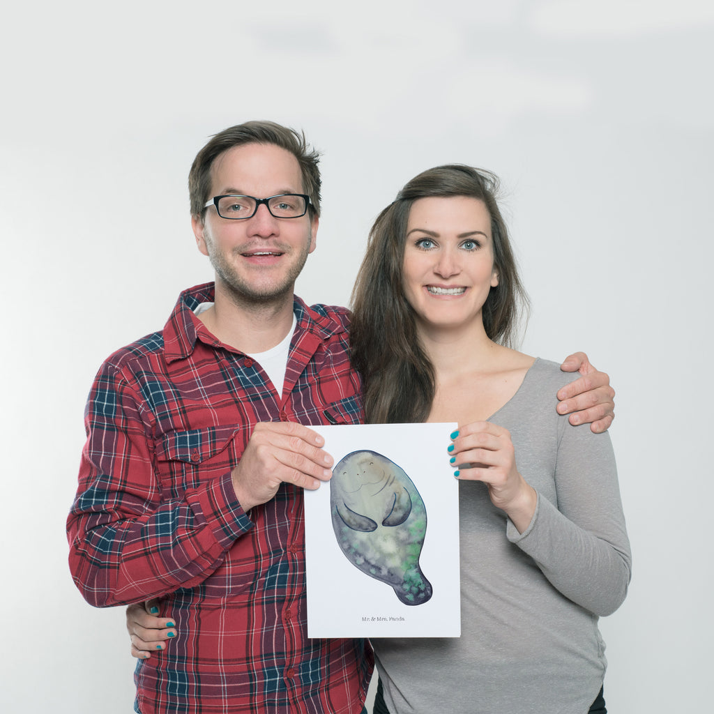 Poster Seekuh happy Poster, Wandposter, Bild, Wanddeko, Küchenposter, Kinderposter, Wanddeko Bild, Raumdekoration, Wanddekoration, Handgemaltes Poster, Mr. & Mrs. Panda Poster, Designposter, Kunstdruck, Posterdruck, Meerestiere, Meer, Urlaub, Seekuh, Seekühe, Selbstliebe, Respekt, Neuanfang, Neustart, Achtsamkeit, Zufrieden, Liebeskummer, Freundin