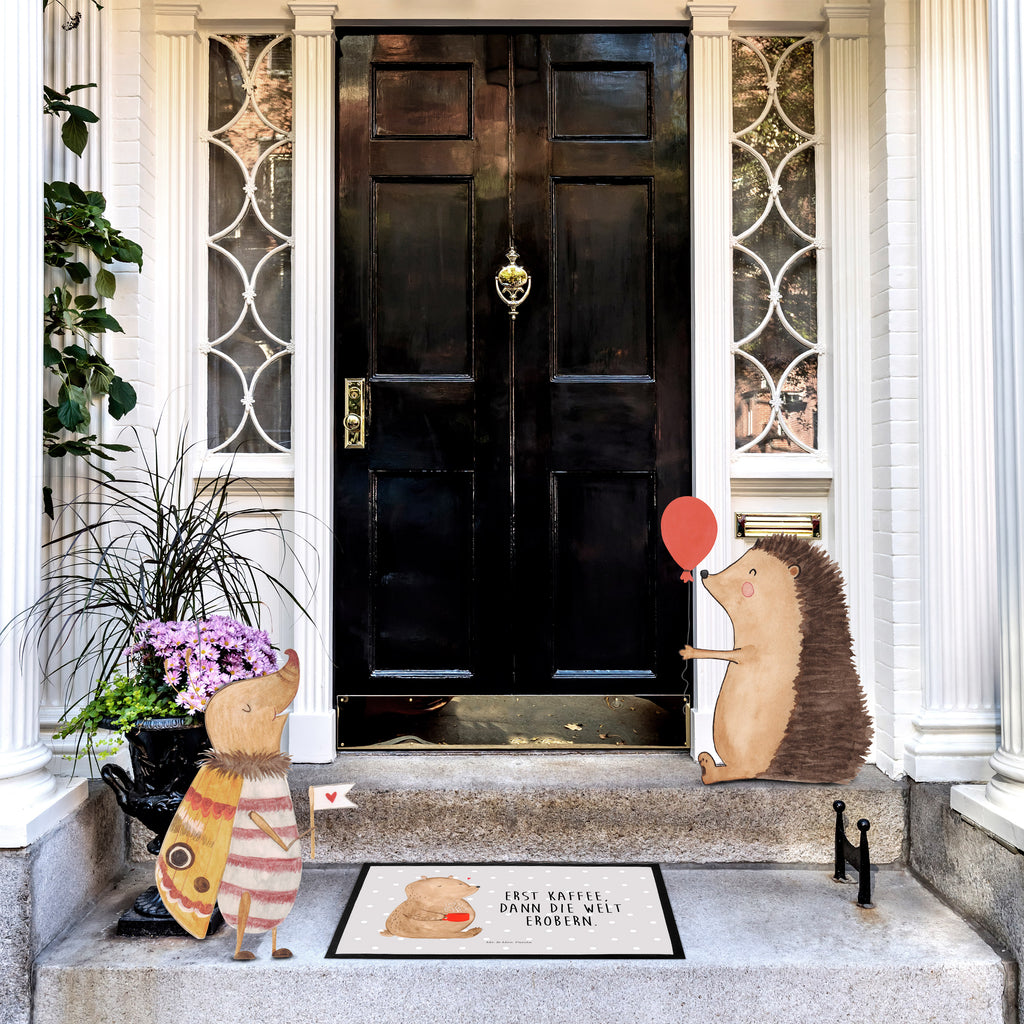 Fußmatte Bär Kaffee Kaffee, Coffee, Bär, Bären, guten Morgen, Morgenroutine, Welt erobern, Welt retten, Motivation	 Türvorleger, Schmutzmatte, Fußabtreter, Matte, Schmutzfänger, Fußabstreifer, Schmutzfangmatte, Türmatte, Motivfußmatte,  Haustürmatte, Vorleger  Bär, Teddy, Teddybär