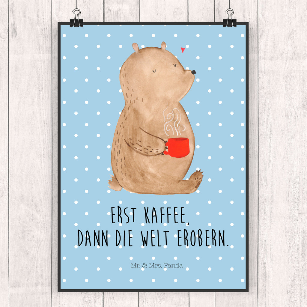 Poster Bär Kaffee Poster, Wandposter, Bild, Wanddeko, Küchenposter, Kinderposter, Wanddeko Bild, Raumdekoration, Wanddekoration, Handgemaltes Poster, Mr. & Mrs. Panda Poster, Designposter, Kunstdruck, Posterdruck, Bär, Teddy, Teddybär, Kaffee, Coffee, Bären, guten Morgen, Morgenroutine, Welt erobern, Welt retten, Motivation