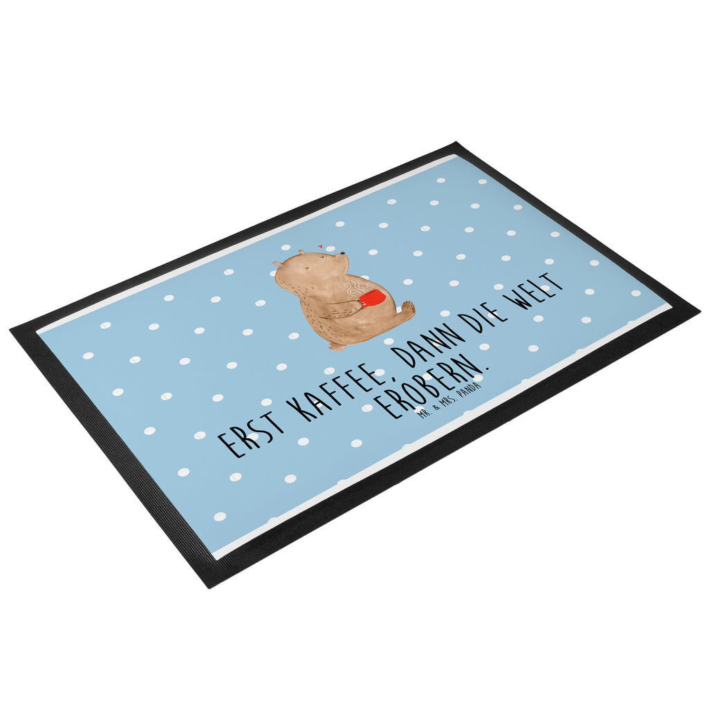 Fußmatte Bär Kaffee Kaffee, Coffee, Bär, Bären, guten Morgen, Morgenroutine, Welt erobern, Welt retten, Motivation	 Türvorleger, Schmutzmatte, Fußabtreter, Matte, Schmutzfänger, Fußabstreifer, Schmutzfangmatte, Türmatte, Motivfußmatte,  Haustürmatte, Vorleger  Bär, Teddy, Teddybär