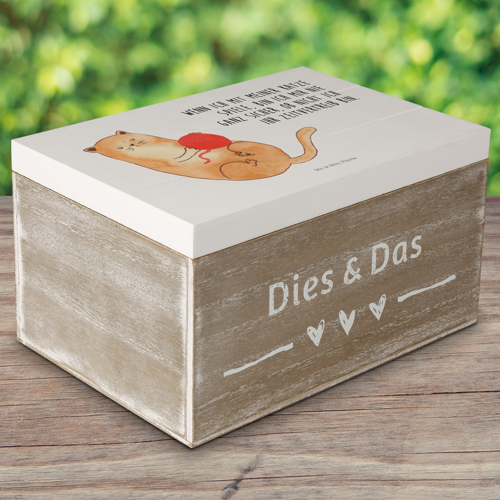 Holzkiste Katzen Wollknäul Holzkiste, Kiste, Schatzkiste, Truhe, Schatulle, XXL, Erinnerungsbox, Erinnerungskiste, Dekokiste, Aufbewahrungsbox, Katze, Katzenmotiv, Katzenfan, Katzendeko, Katzenfreund, Katzenliebhaber, Katzenprodukte, Katzenartikel, Katzenaccessoires, Katzensouvenirs, Katzenliebhaberprodukte, Katzenmotive, Katzen, Kater, Mietze, Cat, Cats, Katzenhalter, Katzenbesitzerin, Haustier, Wollknäuel, Wolle, Spielen, Spiel, verspielt
