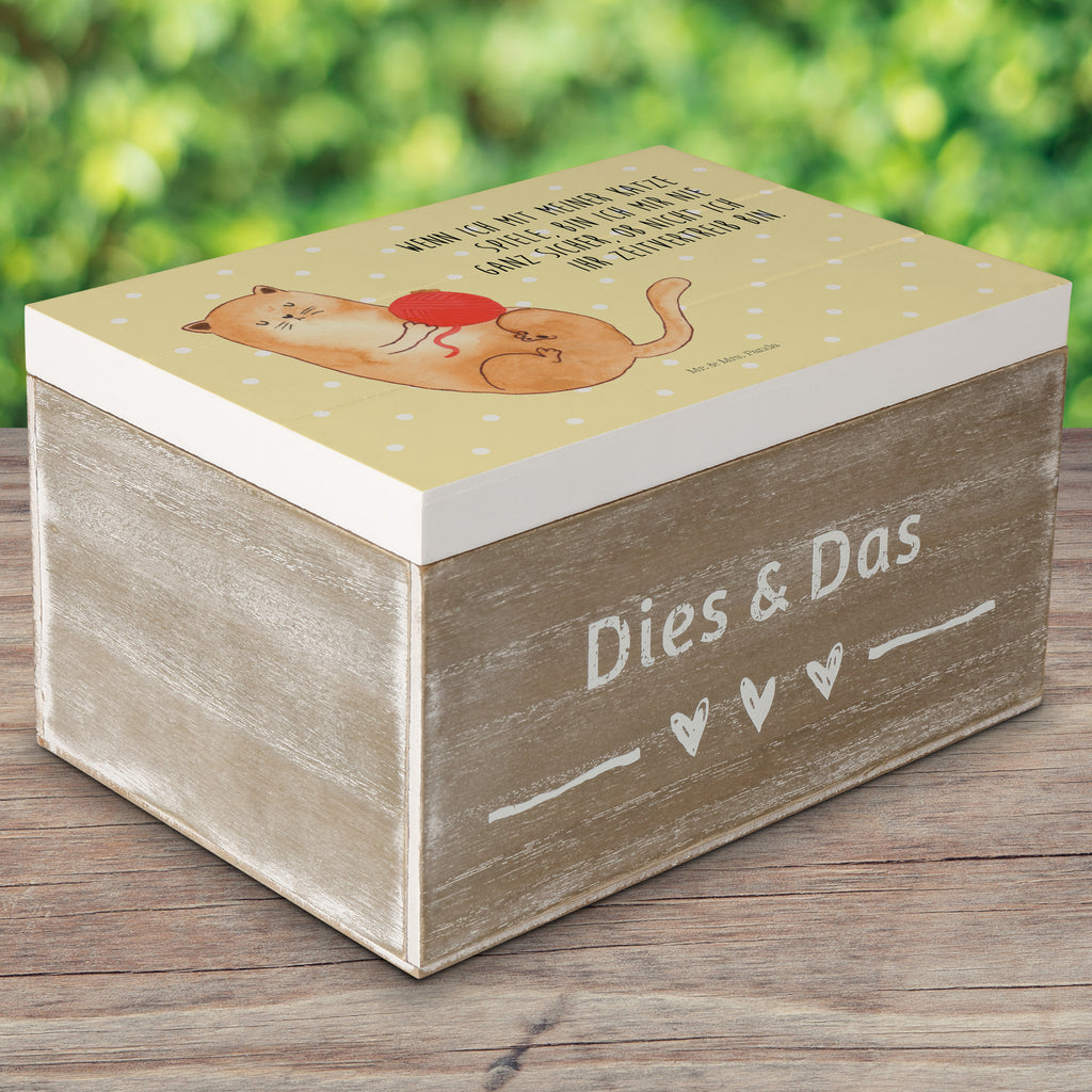 Holzkiste Katzen Wollknäul Holzkiste, Kiste, Schatzkiste, Truhe, Schatulle, XXL, Erinnerungsbox, Erinnerungskiste, Dekokiste, Aufbewahrungsbox, Katze, Katzenmotiv, Katzenfan, Katzendeko, Katzenfreund, Katzenliebhaber, Katzenprodukte, Katzenartikel, Katzenaccessoires, Katzensouvenirs, Katzenliebhaberprodukte, Katzenmotive, Katzen, Kater, Mietze, Cat, Cats, Katzenhalter, Katzenbesitzerin, Haustier, Wollknäuel, Wolle, Spielen, Spiel, verspielt