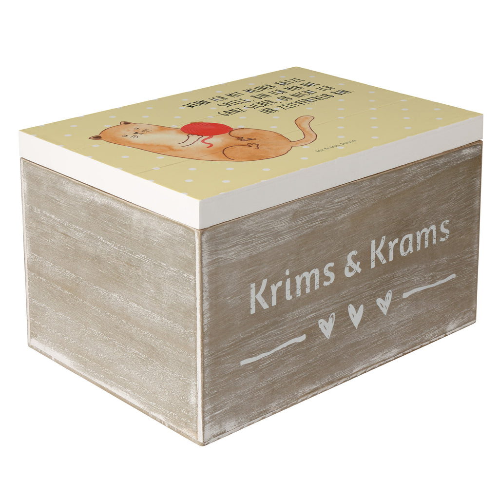 Holzkiste Katzen Wollknäul Holzkiste, Kiste, Schatzkiste, Truhe, Schatulle, XXL, Erinnerungsbox, Erinnerungskiste, Dekokiste, Aufbewahrungsbox, Katze, Katzenmotiv, Katzenfan, Katzendeko, Katzenfreund, Katzenliebhaber, Katzenprodukte, Katzenartikel, Katzenaccessoires, Katzensouvenirs, Katzenliebhaberprodukte, Katzenmotive, Katzen, Kater, Mietze, Cat, Cats, Katzenhalter, Katzenbesitzerin, Haustier, Wollknäuel, Wolle, Spielen, Spiel, verspielt