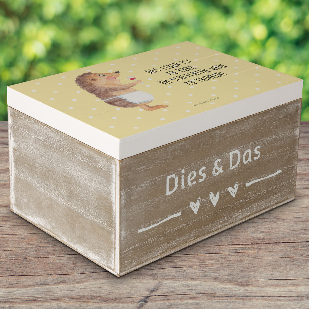Holzkiste Igel mit Wein Holzkiste, Kiste, Schatzkiste, Truhe, Schatulle, XXL, Erinnerungsbox, Erinnerungskiste, Dekokiste, Aufbewahrungsbox, Tiermotive, Gute Laune, lustige Sprüche, Tiere, Wein Spruch, Igel, Geschenk Weintrinker, Geschenk Weinliebhaber, Wein Deko, Weinglas, Rotwein, Weißwein, Wein trinken