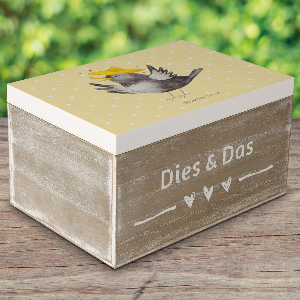 Holzkiste Rabe mit Sombrero Holzkiste, Kiste, Schatzkiste, Truhe, Schatulle, XXL, Erinnerungsbox, Erinnerungskiste, Dekokiste, Aufbewahrungsbox, Tiermotive, Gute Laune, lustige Sprüche, Tiere, Rabe, Vogel, Vögel, Spruch positiv, fröhlich sein, glücklich sein, Glück Spruch, froh, Elster, Motivation