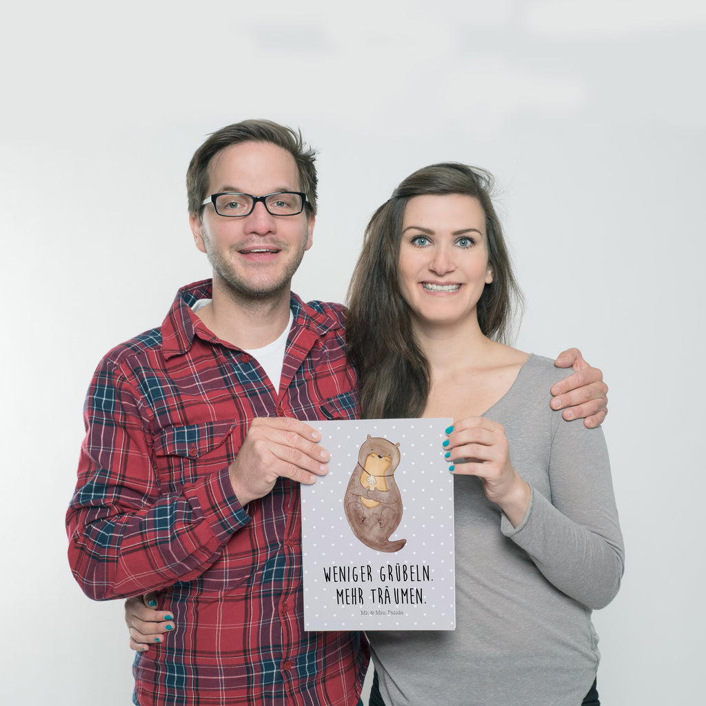 Poster Otter mit Muschelmedaillon Poster, Wandposter, Bild, Wanddeko, Küchenposter, Kinderposter, Wanddeko Bild, Raumdekoration, Wanddekoration, Handgemaltes Poster, Mr. & Mrs. Panda Poster, Designposter, Kunstdruck, Posterdruck, Otter, Fischotter, Seeotter, Otterliebe, grübeln, träumen, Motivation, Tagträumen, Büro