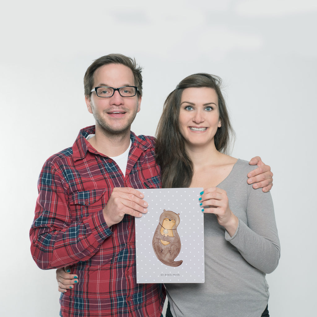 Poster Otter mit Muschelmedaillon Poster, Wandposter, Bild, Wanddeko, Küchenposter, Kinderposter, Wanddeko Bild, Raumdekoration, Wanddekoration, Handgemaltes Poster, Mr. & Mrs. Panda Poster, Designposter, Kunstdruck, Posterdruck, Otter, Fischotter, Seeotter, Otterliebe, grübeln, träumen, Motivation, Tagträumen, Büro