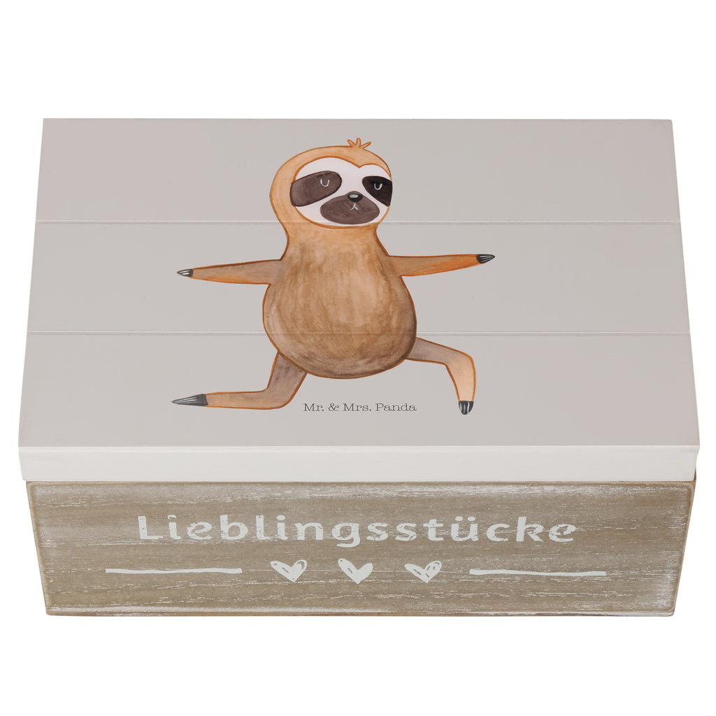 Holzkiste Faultier  Yoga Holzkiste, Kiste, Schatzkiste, Truhe, Schatulle, XXL, Erinnerungsbox, Erinnerungskiste, Dekokiste, Aufbewahrungsbox, Faultier, Faultier Geschenk, Faultier Deko, Faultiere, faul, Lieblingstier, Yoga, Namaste, Krieger, Yogaübungen, Meditation, Atmung, Gelassenheit, Entspannung