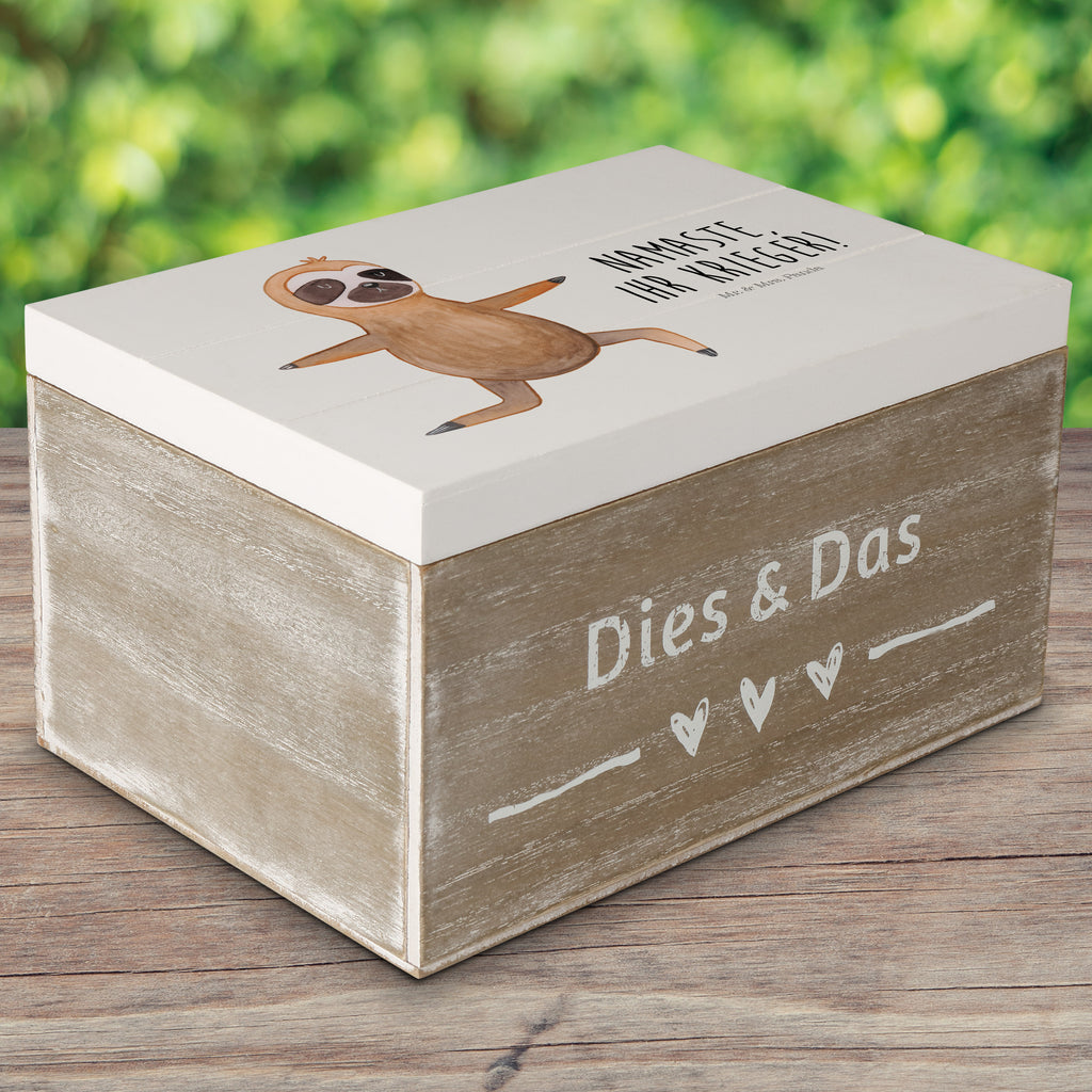 Holzkiste Faultier  Yoga Holzkiste, Kiste, Schatzkiste, Truhe, Schatulle, XXL, Erinnerungsbox, Erinnerungskiste, Dekokiste, Aufbewahrungsbox, Faultier, Faultier Geschenk, Faultier Deko, Faultiere, faul, Lieblingstier, Yoga, Namaste, Krieger, Yogaübungen, Meditation, Atmung, Gelassenheit, Entspannung