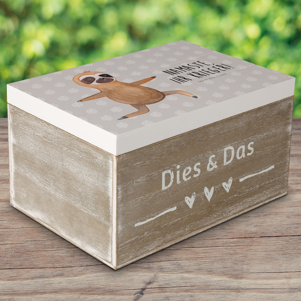 Holzkiste Faultier  Yoga Holzkiste, Kiste, Schatzkiste, Truhe, Schatulle, XXL, Erinnerungsbox, Erinnerungskiste, Dekokiste, Aufbewahrungsbox, Faultier, Faultier Geschenk, Faultier Deko, Faultiere, faul, Lieblingstier, Yoga, Namaste, Krieger, Yogaübungen, Meditation, Atmung, Gelassenheit, Entspannung