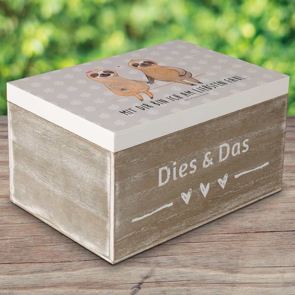 Holzkiste Faultier Pärchen Holzkiste, Kiste, Schatzkiste, Truhe, Schatulle, XXL, Erinnerungsbox, Erinnerungskiste, Dekokiste, Aufbewahrungsbox, Faultier, Faultier Geschenk, Faultier Deko, Faultiere, faul, Lieblingstier, Liebe, Liebespaar, Faultierliebe, Faultierpärchen, verliebt, verlobt, gemeinsam, relaxen, Pärchen, Beziehung, Langsamkeit