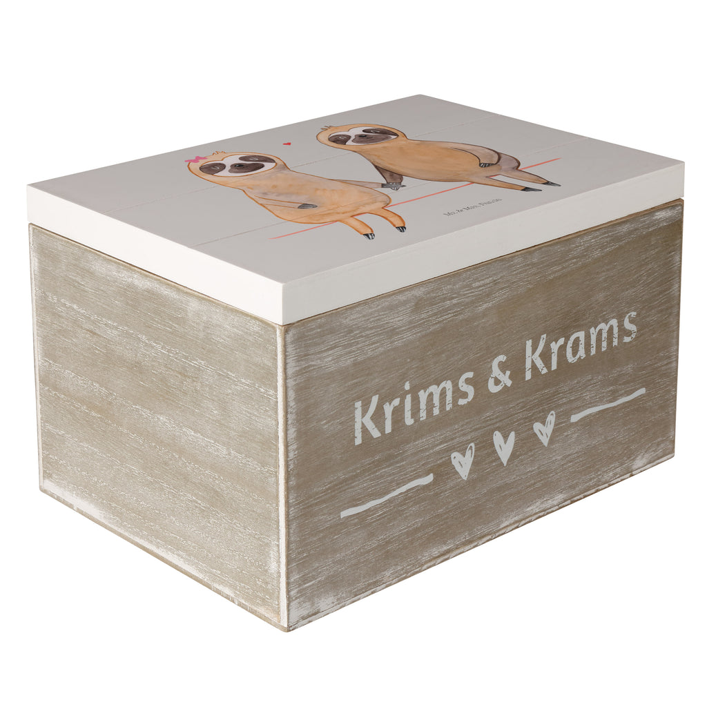 Holzkiste Faultier Pärchen Holzkiste, Kiste, Schatzkiste, Truhe, Schatulle, XXL, Erinnerungsbox, Erinnerungskiste, Dekokiste, Aufbewahrungsbox, Faultier, Faultier Geschenk, Faultier Deko, Faultiere, faul, Lieblingstier, Liebe, Liebespaar, Faultierliebe, Faultierpärchen, verliebt, verlobt, gemeinsam, relaxen, Pärchen, Beziehung, Langsamkeit