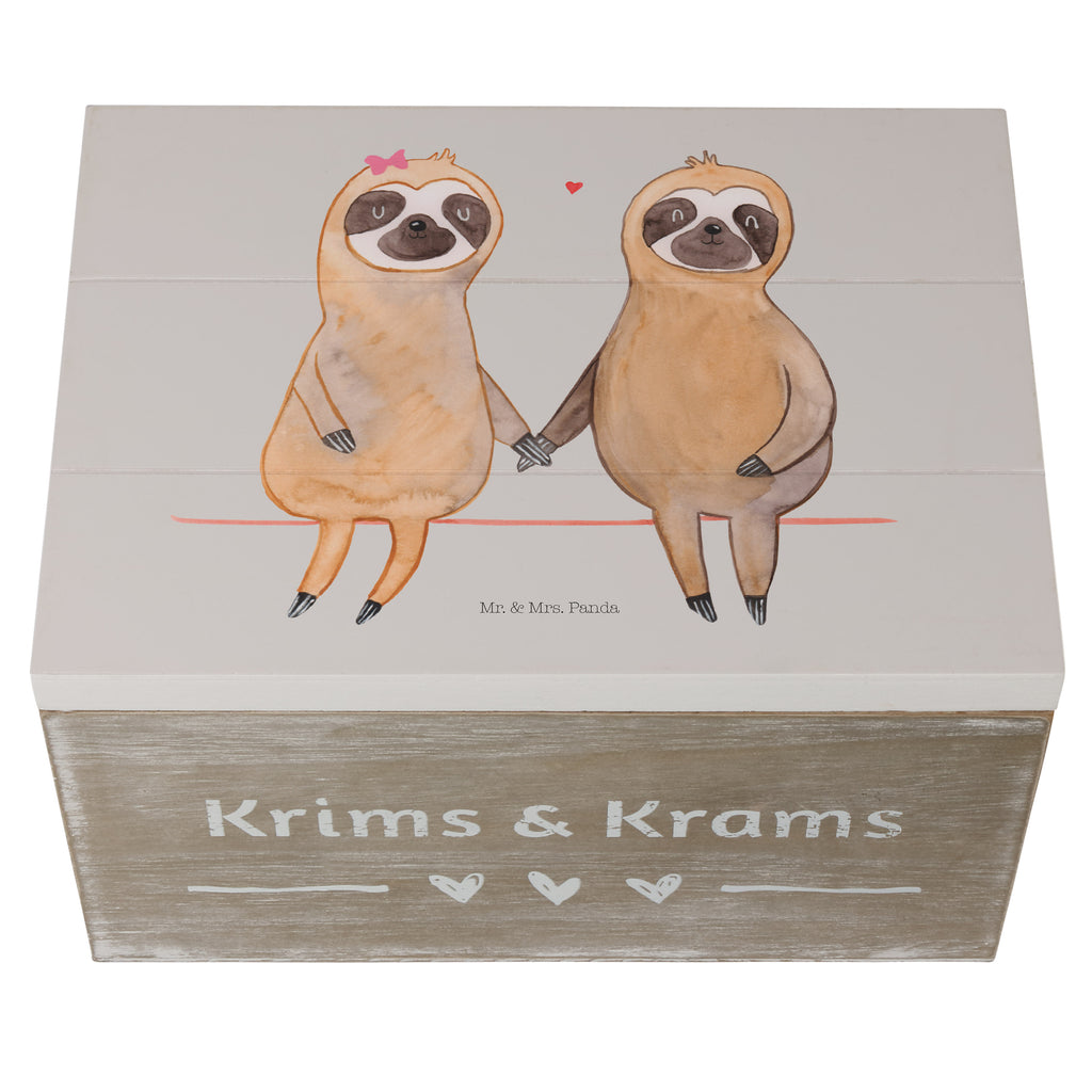 Holzkiste Faultier Pärchen Holzkiste, Kiste, Schatzkiste, Truhe, Schatulle, XXL, Erinnerungsbox, Erinnerungskiste, Dekokiste, Aufbewahrungsbox, Faultier, Faultier Geschenk, Faultier Deko, Faultiere, faul, Lieblingstier, Liebe, Liebespaar, Faultierliebe, Faultierpärchen, verliebt, verlobt, gemeinsam, relaxen, Pärchen, Beziehung, Langsamkeit