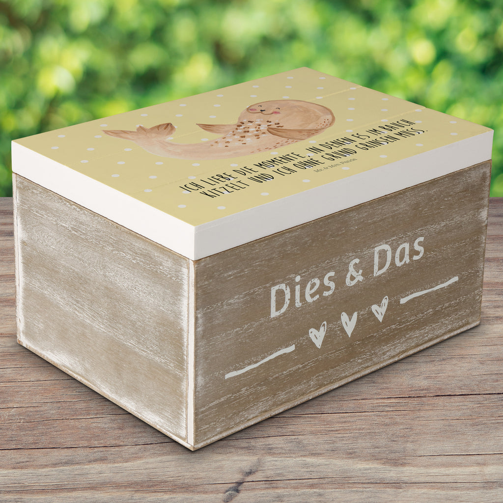 Holzkiste Robbe liegend Holzkiste, Kiste, Schatzkiste, Truhe, Schatulle, XXL, Erinnerungsbox, Erinnerungskiste, Dekokiste, Aufbewahrungsbox, Tiermotive, Gute Laune, lustige Sprüche, Tiere, Robbe, Robben, Seehund, Strand, Meerestier, Ostsee, Nordsee, Lachen, Freude