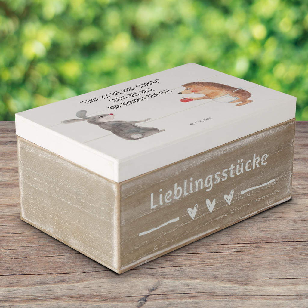 Holzkiste Liebe ist nie ohne Schmerz Holzkiste, Kiste, Schatzkiste, Truhe, Schatulle, XXL, Erinnerungsbox, Erinnerungskiste, Dekokiste, Aufbewahrungsbox, Tiermotive, Gute Laune, lustige Sprüche, Tiere, Igel und Hase, Igel, Hase, Liebe Spruch, Liebeskummer Geschenk, Herzschmerz, Trösten, Trennungsschmerz, Spruch romantisch