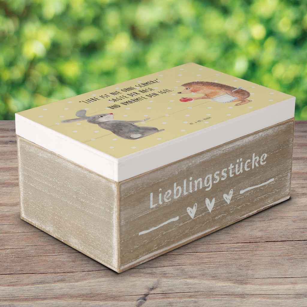 Holzkiste Liebe ist nie ohne Schmerz Holzkiste, Kiste, Schatzkiste, Truhe, Schatulle, XXL, Erinnerungsbox, Erinnerungskiste, Dekokiste, Aufbewahrungsbox, Tiermotive, Gute Laune, lustige Sprüche, Tiere, Igel und Hase, Igel, Hase, Liebe Spruch, Liebeskummer Geschenk, Herzschmerz, Trösten, Trennungsschmerz, Spruch romantisch