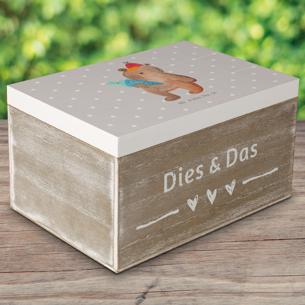 Holzkiste Bär mit Schultüte Holzkiste, Kiste, Schatzkiste, Truhe, Schatulle, XXL, Erinnerungsbox, Erinnerungskiste, Dekokiste, Aufbewahrungsbox, Bär, Teddy, Teddybär, Bär Motiv, Schultüte, Erster Schultag Geschenk, Einschulung Geschenk, Schule Geschenk, Grundschule, Schulanfang, Schulbeginn