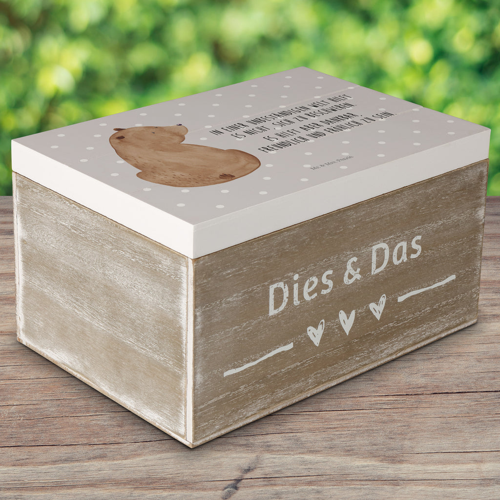 Holzkiste Bär Schulterblick Holzkiste, Kiste, Schatzkiste, Truhe, Schatulle, XXL, Erinnerungsbox, Erinnerungskiste, Dekokiste, Aufbewahrungsbox, Bär, Teddy, Teddybär, Selbstachtung, Weltansicht, Motivation, Bären, Bärenliebe, Weisheit