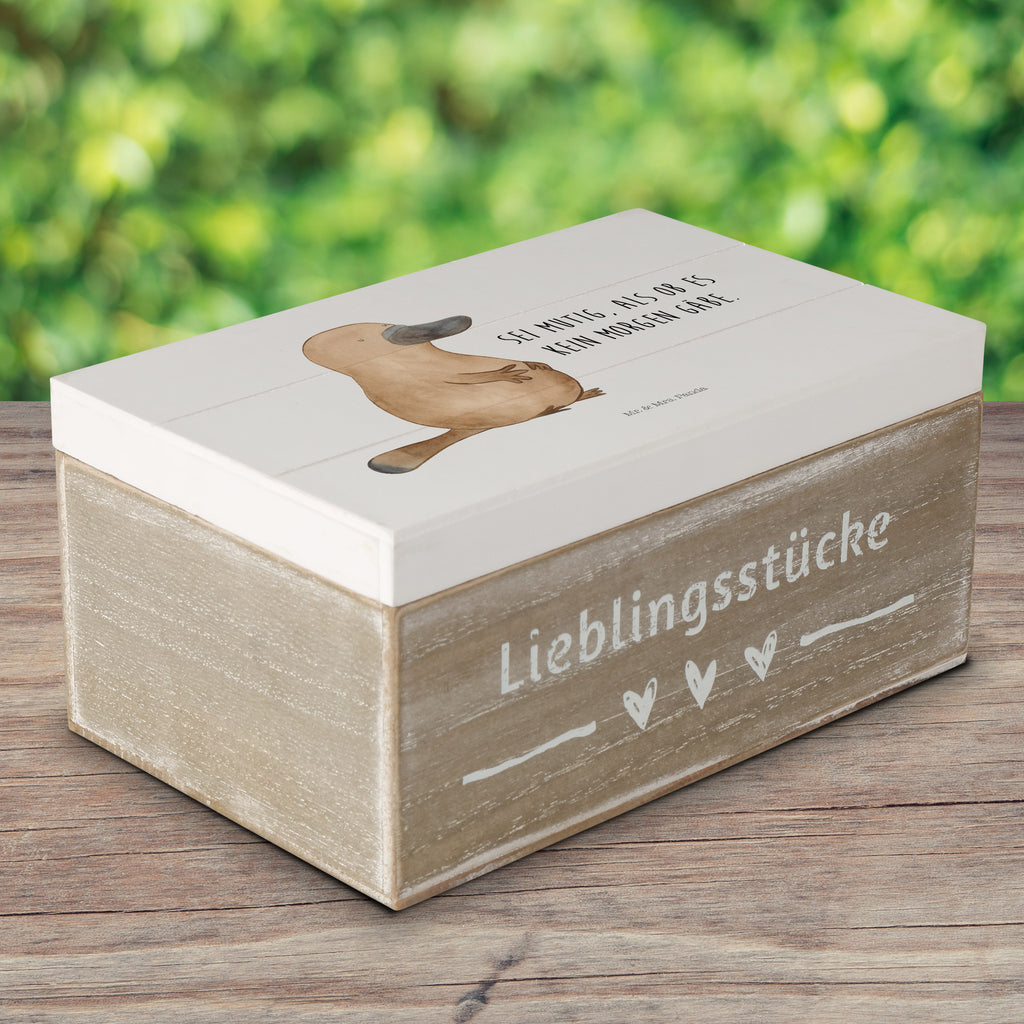 Holzkiste Schnabeltier mutig Holzkiste, Kiste, Schatzkiste, Truhe, Schatulle, XXL, Erinnerungsbox, Erinnerungskiste, Dekokiste, Aufbewahrungsbox, Meerestiere, Meer, Urlaub, Schnabeltier, Mut, mutig, Lebensweisheit, Schnabeltiere, Motivation, Training, Büro, Arbeit, Neuanfang, Neustart, Weltreise, Raodtrip