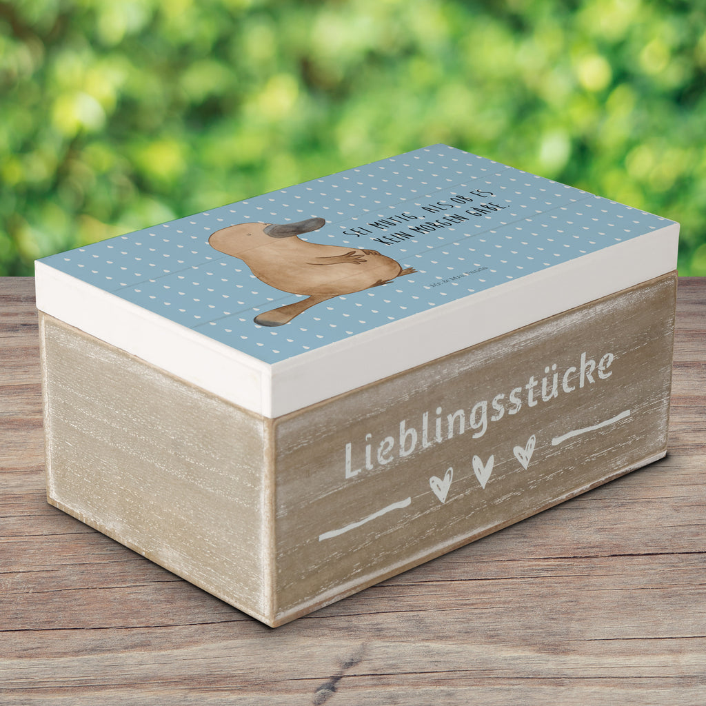 Holzkiste Schnabeltier mutig Holzkiste, Kiste, Schatzkiste, Truhe, Schatulle, XXL, Erinnerungsbox, Erinnerungskiste, Dekokiste, Aufbewahrungsbox, Meerestiere, Meer, Urlaub, Schnabeltier, Mut, mutig, Lebensweisheit, Schnabeltiere, Motivation, Training, Büro, Arbeit, Neuanfang, Neustart, Weltreise, Raodtrip